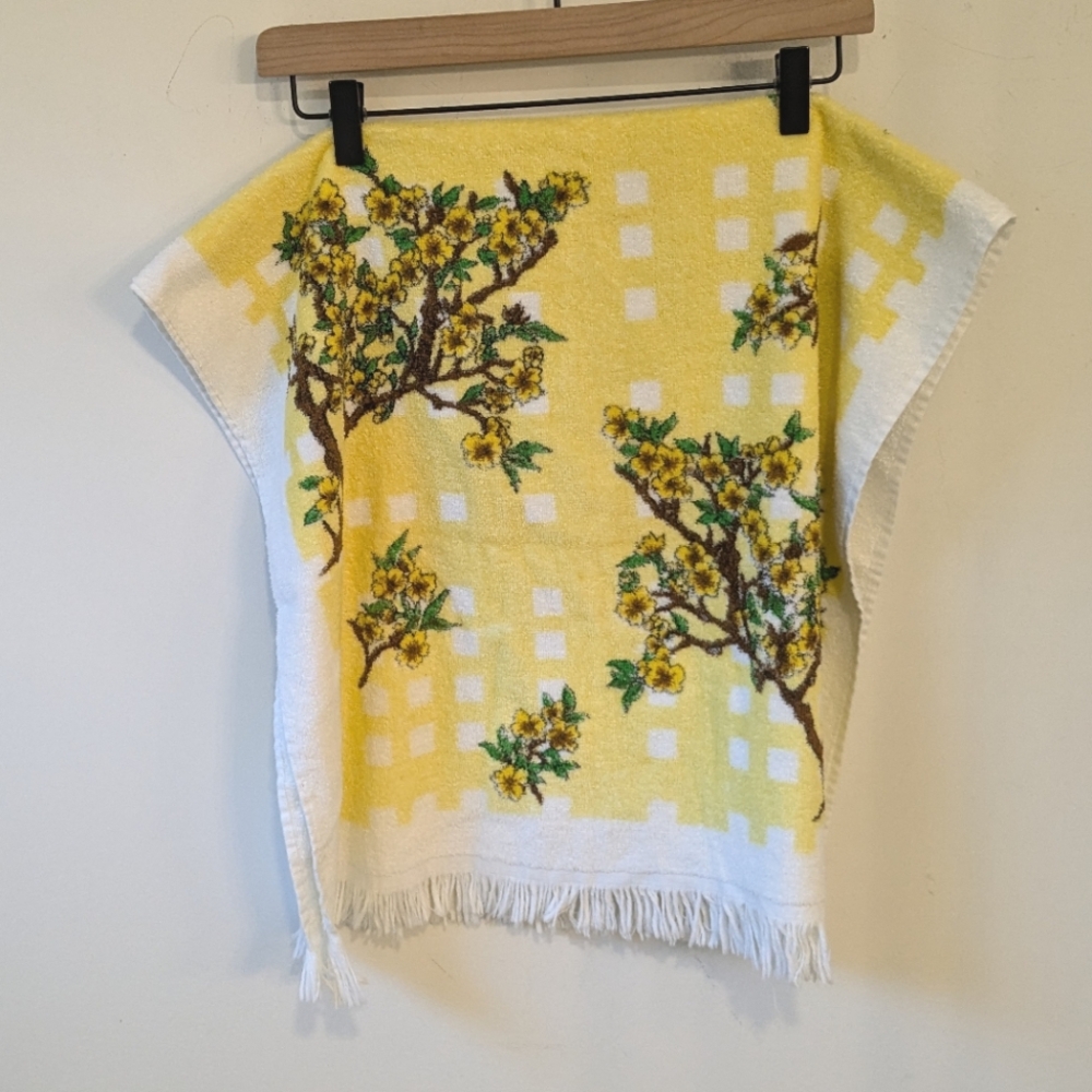 Vintage Made in USA White Yellow Floral Pattern Hand Bath Towel Mid Size